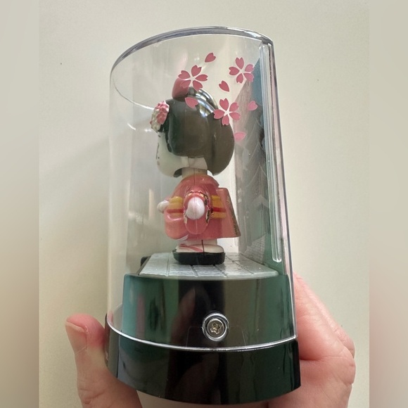 Solar Powered Maiko-Chan Bobble Head Figure Pink Kimono Cherry Blossoms Japan - Picture 4 of 5